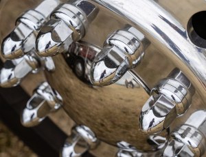 closeup-shot-shiny-metal-hub-car_181624-13545